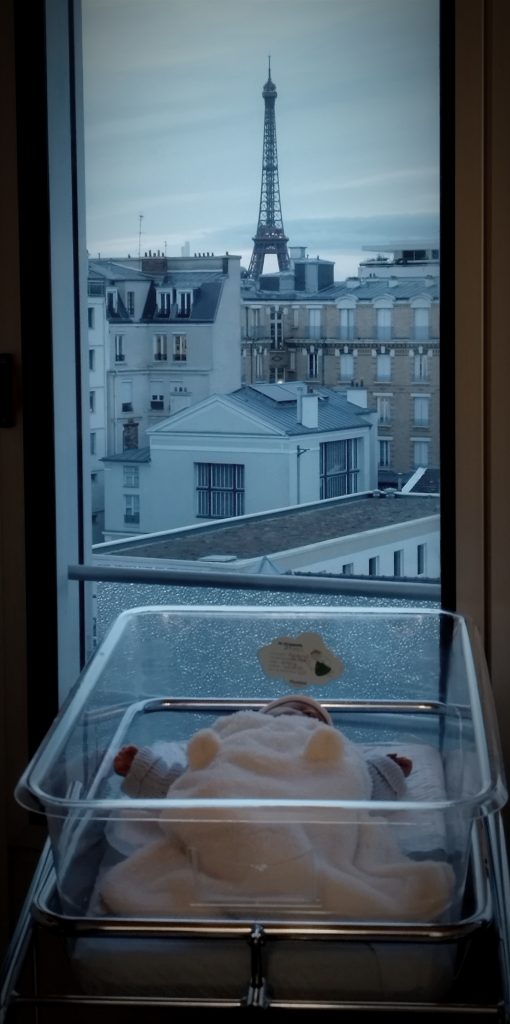 Nouveau né devant la tour Eiffel à la maternité
